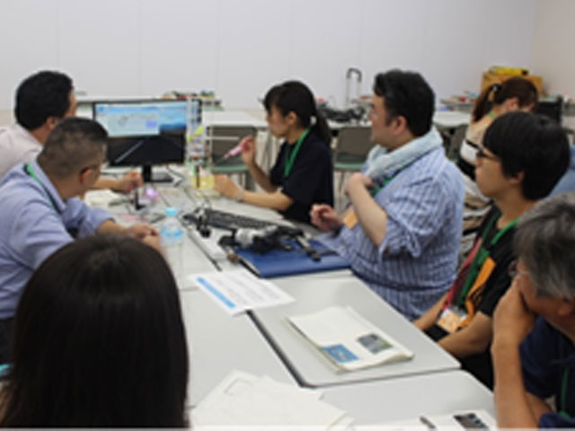 実習の様子 学生と社会人が一緒に学びます。