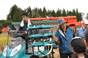 農業機械の説明と稲刈り体験