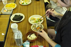 豚汁や様々なおかずとともに、食べくらべ。