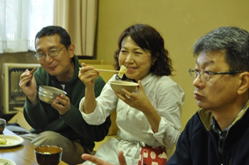 豚汁や様々なおかずとともに、食べくらべ。