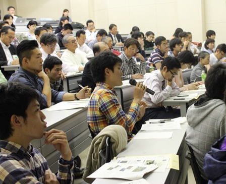 全体ディスカッションの様子 ②　受講生も絶え間なく挙手・発言している姿が見られました。