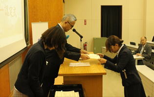 中井副センター長より、一人ずつ手渡しで認定証が授与されました。