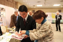 村井宮城県知事(写真左側)と多田先生のご対談の様子